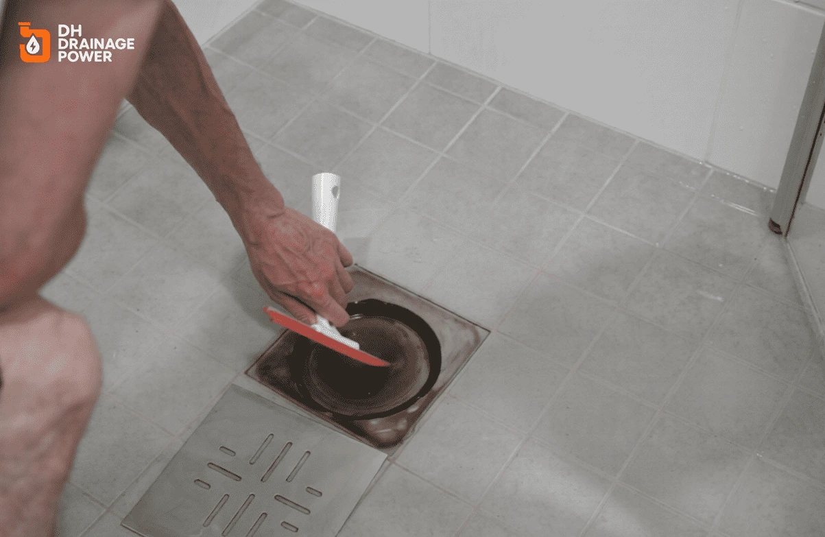 Emergency Toilet Drains London – professional plumber fixing a blocked toilet quickly